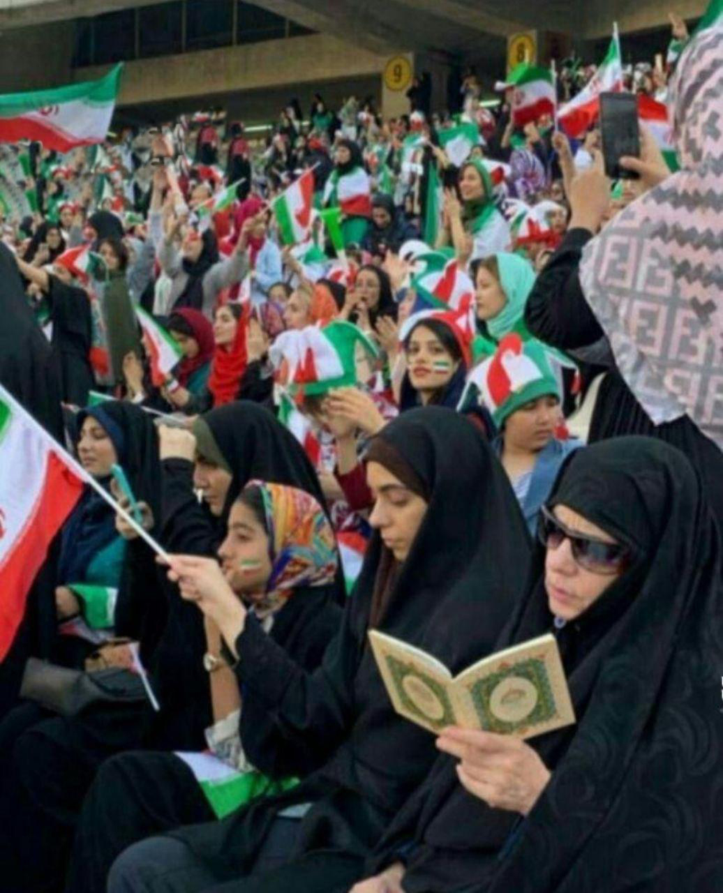 دعای یک مادر در درزشگاه آزادی