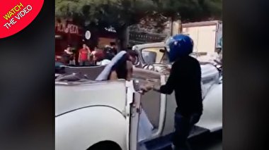 اقدام مرد جوان هنگام دیدن نامزد سابقش در ماشین عروس!