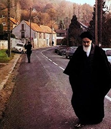 فیلمی از نماز جماعت امام خمینی در نوفل لوشاتو