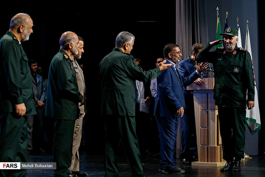 بوسه فرمانده سپاه بر دستان سردار علی فضلی + فیلم