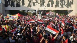 سلفی انداختن معترضان با فرمانده عراقی