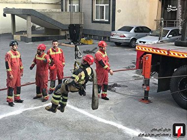 بلعیده شدن خودرو به دلیل فروکش کردن زمین + تصاویر