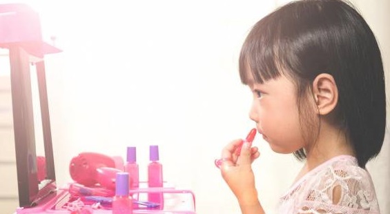 چرا دختر بچه ها تمایل به آرایش کردن پیدا می کنند؟