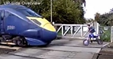 فرار میلیمتری جوان موتورسوار از تصادف با قطار + فیلم
