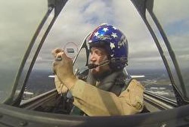 وقتی خلبان از سلفی گرفتن در آسمان پشیمان می شود + فیلم