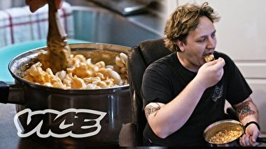 پسری که ۱۷ سال فقط یک نوع غذا خورد!