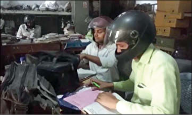 خطر مرگ در اداره + عکس