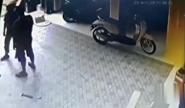 عاقبت وحشتناک انداختن کاغذ مشتعل در چاه فاضلاب + فیلم