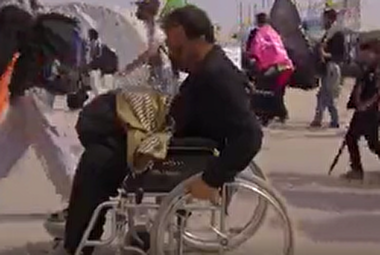 واکنش مردم به زائر ویلچری مسیر پیاده روی اربعین + فیلم