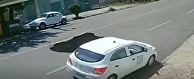 لحظه بلعیده شدن ناگهانی خودرو وسط خیابان + فیلم