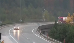 لحظه تصادف خودروی سواری با کامیون در جاده بارانی + فیلم