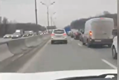 نماز خواندن مسلمان روسی در وسط جاده + فیلم