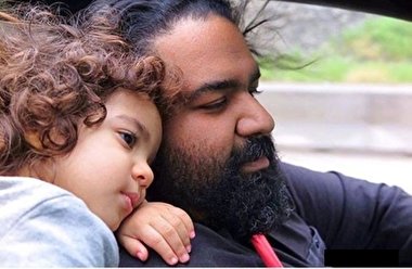 بازی جالب و دخترانه رضا صادقی با فرزندش+فیلم