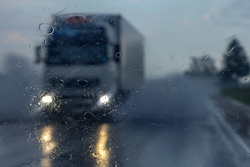 توصیه یک راننده کامیون برای روزهای بارانی +عکس