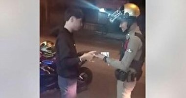 صحنه زیبایی که پلیس در هنگام جریمه کردن خلق کرد! + فیلم