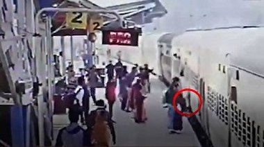 نجات نفس گیر زن سقوط کرده از سکوی قطار