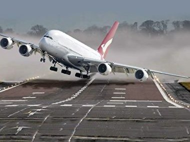 لحظه تیک آف همزمان دو هواپیما در دو جهت مخالف+فیلم