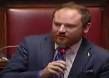 لحظه خواستگاری نماینده پارلمان از دختر مورد علاقه اش در مجلس + فیلم