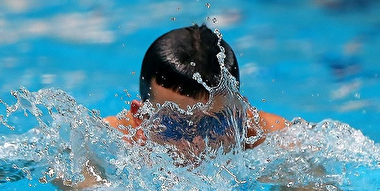 کودک نجات یافته از سرطان، رکورد شنای آب‌های آزاد را شکست