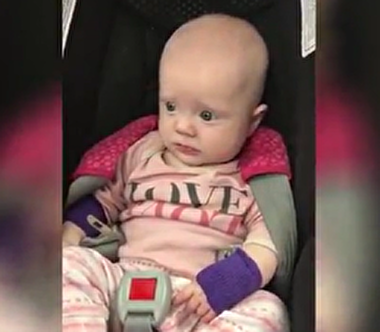 کودکی که برای اولین بار مادرش را واضح می‌بیند + فیلم