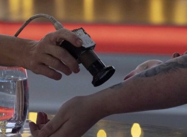 زن آهنربایی،ابرقهرمان دنیای در بازکن ها