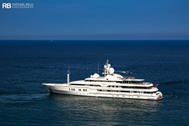 تصاویری از غرق شدن قایق لوکس شاهزاده سعودی در یونان