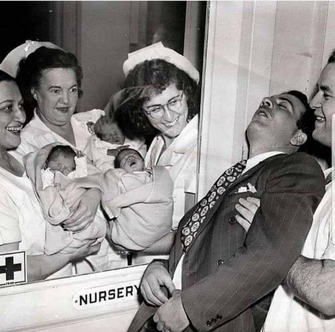 لحظه سورپرایز شدن یک پدر با دیدن ۳ قلوهایش + عکس