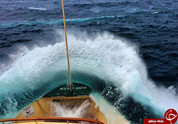 کشتی گردشگری در تلاطم دریای طوفانی + فیلم