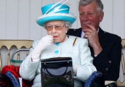 محتویات کیف اسرار آمیز ملکه انگلیس