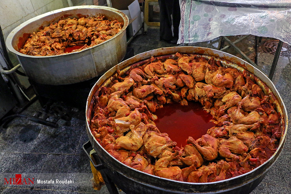 طبخ غذای متبرک رضوی برای بیماران و مدافعین سلامت