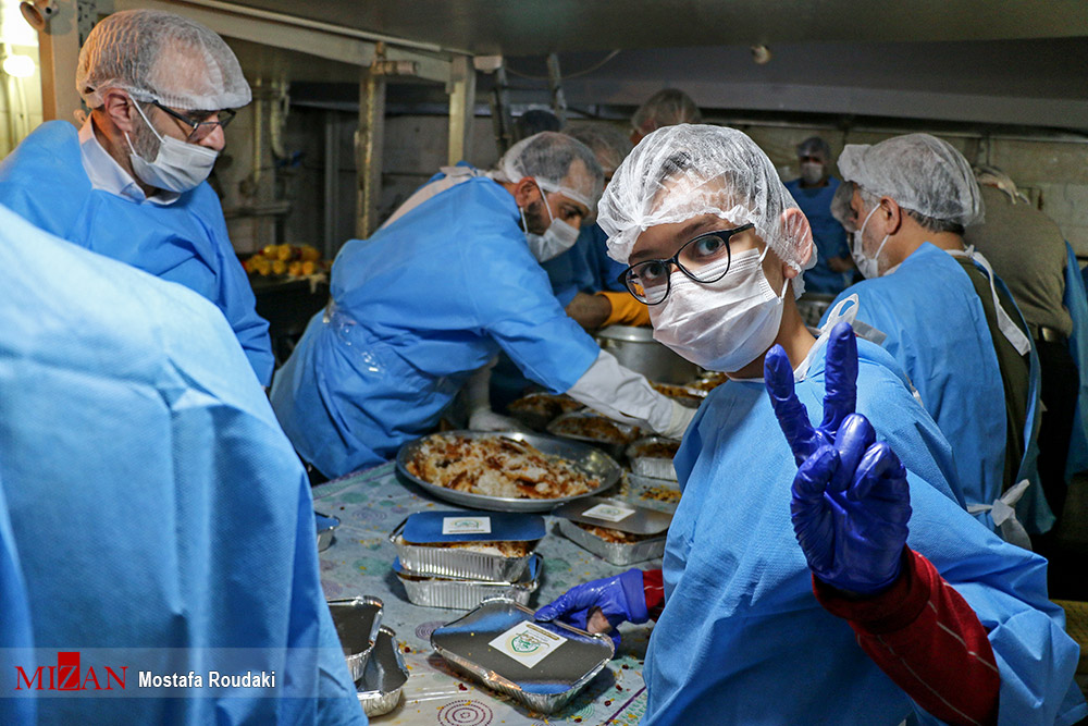 طبخ غذای متبرک رضوی برای بیماران و مدافعین سلامت