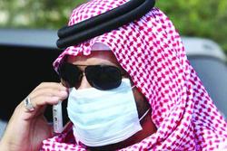 اقدام عجیب شهروند سعودی برای جلوگیری از ورود کرونا به منزلش + فیلم