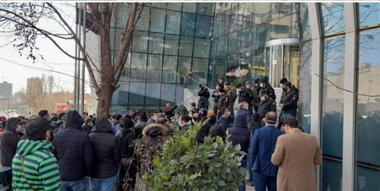تجمع سهامداران مقابل بورس تهران