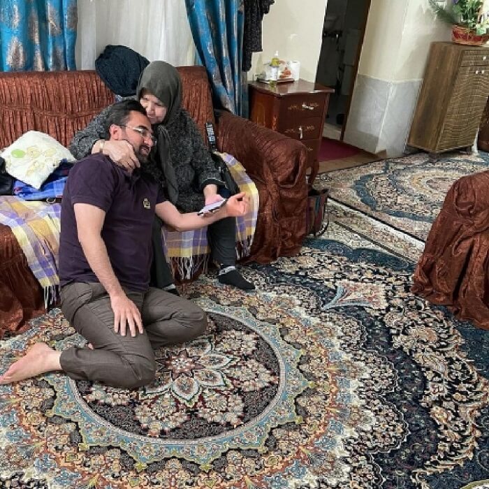 تصویری متفاوت از وزیر ارتباطات در آغوش مادرش وزیر ارتباطات در آغوش مادرش