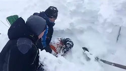 نجات یک پسربچه ۱۵ ساله از زیر برف + فیلم