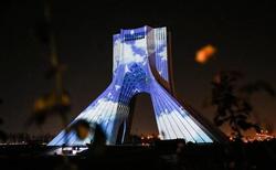 نقش بستن پیروزی انقلاب اسلامی روی برج آزادی + فیلم