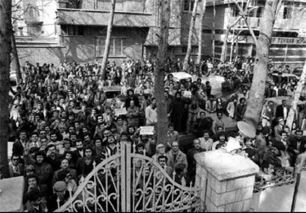 لحظه تسخیر سفارت اسرائیل در ایران