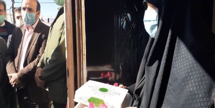 این زن در برف خانه آورد