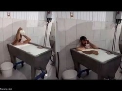 حمام کردن کارگران لبنیاتی در وان شیر با مجازات روبرو شد! +فیلم