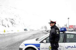 اقدام تاثیرگذار افسر پلیس ایرانی در برف شدید + فیلم