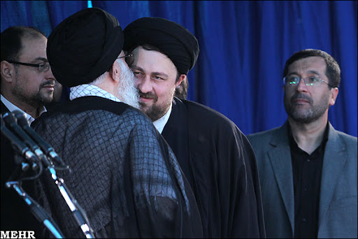سالگرد امام خمینی بوسیدن سید حسن خمینی توسط رهبری