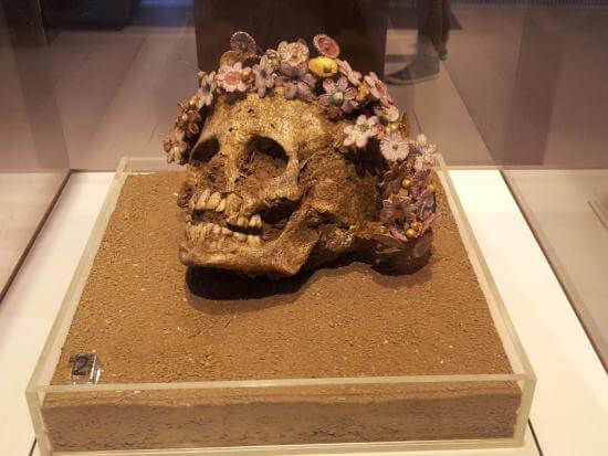 جمجمه دختر جوان با تاج گل سرامیکی + عکس