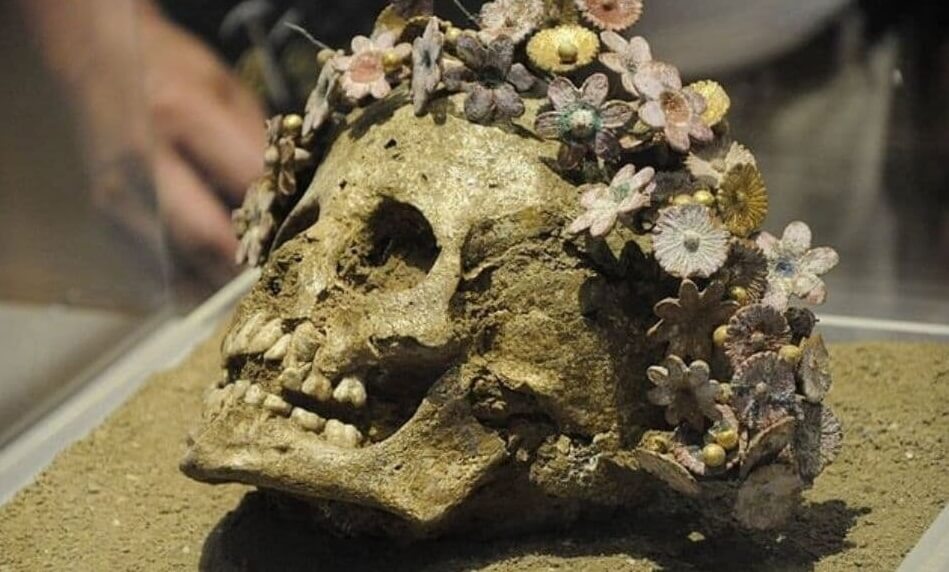 جمجمه دختر جوان با تاج گل سرامیکی + عکس