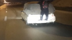 رواج آویزان‌شدن از خودرو این بار در شیراز! + فیلم