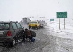 برف سنگین جاده هراز و گیر کردن مسافران +فیلم