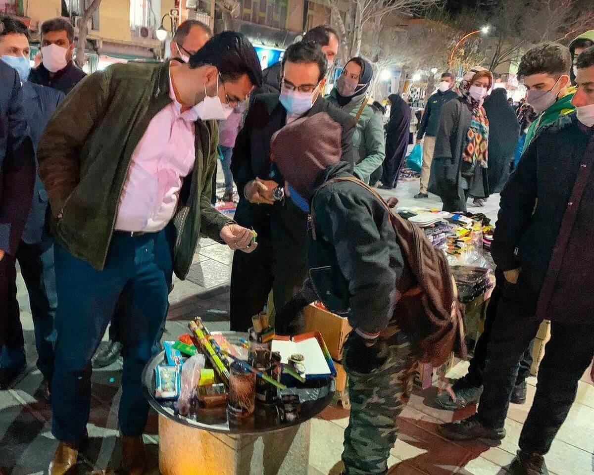 ترقه خریدن آقای وزیر در بازار همدان