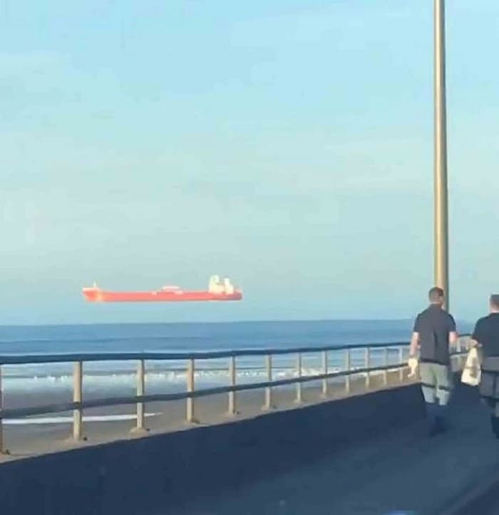 حرکت یک کشتی در هوا