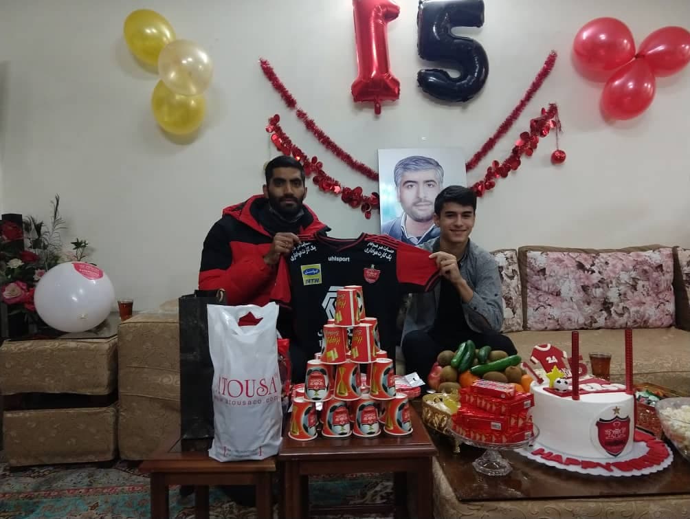 حضور یک فوتبالیست در تولد پسر شهید + فیلم