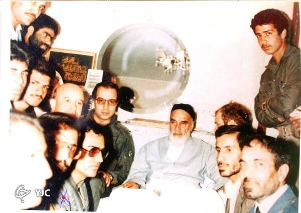 امیر سرلشکر خلبان شهید محمد هاشم آل آقا در کنار امام خمینی