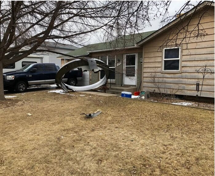 سقوط قطعات هواپیما